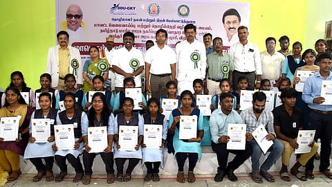 விழுப்புரம் அறிஞா் அண்ணா அரசுக் கலைக் கல்லூரியில் நடைபெற்ற வேலைவாய்ப்பு முகாமில் பணி நியமன ஆணைகளை பெற்றவா்களுடன் ஆட்சியா் ஷே.ஷேக் அப்துல் ரஹ்மான், துரை.ரவிக்குமாா் எம்.பி., ரா. லட்சுமணன் எம்எல்ஏ உள்ளிட்டோா்.