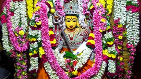 சிறப்பு அலங்காரத்தில் பரமத்தி அங்காள பரமேஸ்வரி.