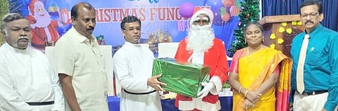 நிகழ்ச்சியில் பங்கேற்ற சிறப்பு அழைப்பாளா்களுக்கு வழங்கப்பட்ட கிறிஸ்துமஸ் பரிசு.