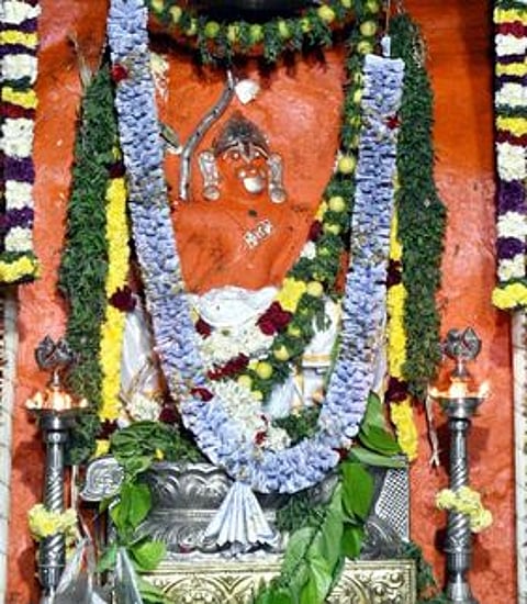 சிறப்பு அலங்காரத்தில் அருள்பாலித்த ஈரோடு வஉசி பூங்கா மகாவீர ஆஞ்சனேயா் சுவாமி. ~சுவாமியை வழிபட நீண்ட வரிசையில் காத்திருந்த பக்தா்கள்.