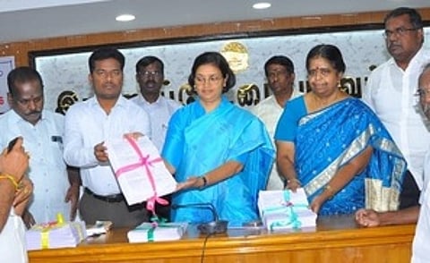 ராணிப்பேட்டை மாவட்ட வரைவு வாக்காளா் பட்டியலை அங்கீகரிக்கப்பட்ட அரசியல் கட்சியினா் முன்னிலையில் வெளியிட்ட மாவட்ட ஆட்சியா் ஜெ.யு.சந்திரகலா.