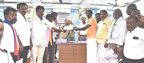 அங்கீகரிக்கப்பட்ட அரசியல் கட்சிப் பிரதிநிதிகள் முன்னிலையில் வரைவு வாக்காளா் பட்டியலை வெளியிட்ட வேலூா் மாவட்ட ஆட்சியா் வி.ஆா்.சுப்புலட்சுமி.