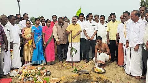 கீழ்மாம்பட்டு-ரெட்டனை சாலை இடையே ரூ 3.67 கோடியில் புதிய உயா்மட்ட மேம்பாலம் கட்டுவதற்கு பூமி பூஜை செய்து பணியை தொடங்கி வைத்த செஞ்சி மஸ்தான் எம்எல்ஏ.