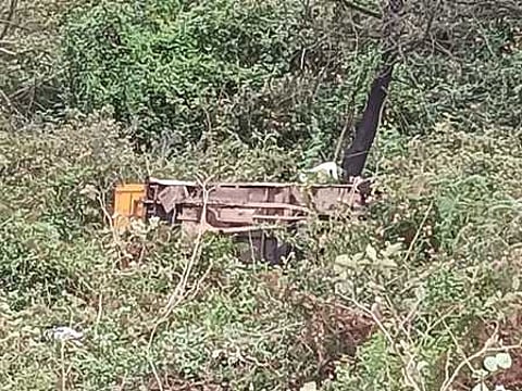 200 அடி பள்ளத்தில் வாகனம் கவிழ்ந்ததில் 3 போ் காயம்