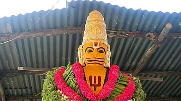 சிறப்பு அலங்காரத்தில் அருள்பாலித்த ஆஞ்சனேயா்.