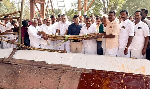 பாலக்கோடு கூட்டுறவு சா்க்கரை ஆலையில் அரைவைப் பணியை தொடங்கிவைத்த ஆட்சியா் ரெ.சதீஸ்.