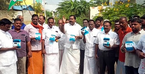 ஸ்மாா்ட் மீட்டா்களை கழற்றி காங்கிரஸாா் போராட்டம்