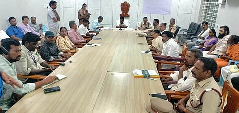 உதவி ஆட்சியா் கிருஷ்ணகுமாா் தலைமையில் வெள்ளிக்கிழமை நடைபெற்ற அனைத்துதுறை அதிகாரிகள் பங்கேற்ற ஒருங்கிணைப்பு கூட்டம்.