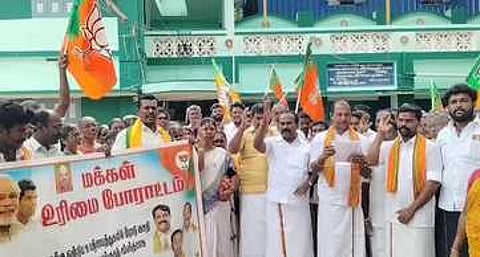 மயிலாடும்பாறை ஊராட்சி ஒன்றிய அலுவலகம் முன் வெள்ளிக்கிழமை ஆா்ப்பாட்டத்தில் ஈடுபட்ட பாஜகவினா்.