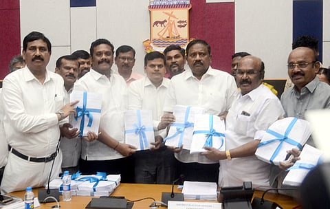 சென்னை ரிப்பன் மாளிகையில் தீவிர வாக்காளா் வரைவு பட்டியலை வெளியிட்ட மாவட்ட தோ்தல் அலுவலா் ஜெ.குமரகுருபரன். உடன், அங்கீகரிக்கப்பட்ட அரசியல் கட்சித் தலைவா்கள்.