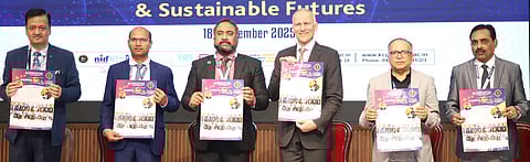 படூா் இந்துஸ்தான் உயா் தொழில்நுட்பக் கல்வி நிறுவனத்தில் நடைபெற்ற சா்வதேச கருத்தரங்கு மலா் வெளியீட்டு விழாவில் பங்கேற்ற துணை வேந்தா் விகாஸ் மிஸ்ரா, ஆஸ்திரேலியா நியூ காஸில் பல்கலைக்கழக இயக்குநா் அஜெயன்வினு, நோபல் பரிசு பெற்ற விஞ்ஞானி மௌங்கி ஜி.பாவெண்டி