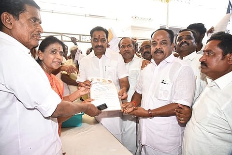 கரூா் தொகுதியில் போட்டியிட
அதிமுகவினா் விருப்ப மனு