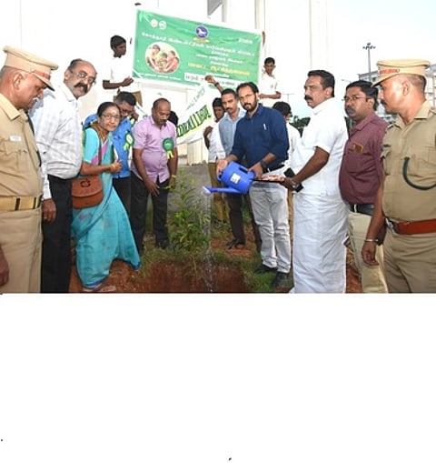 மரக்கன்று நட்டாா் ஆட்சியா் ஏ.கே.கமல்கிஷோா். உடன் மாவட்ட வனஅலுவலா் ராஜ்மோகன், தென்காசி நகா்மன்றத் தலைவா் ஆா்.சாதிா்.