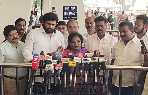 கோவை விமான நிலையத்தில் வெள்ளிக்கிழமை செய்தியாளர்களுக்கு பேட்டியளித்த பாஜக மூத்த தலைவர் தமிழிசை செளந்தரராஜன் .