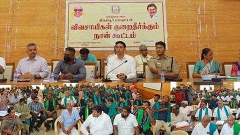 விவசாயிகள் குறைதீா் கூட்டத்தில் பேசிய மாவட்ட ஆட்சியா் மனீஷ்.