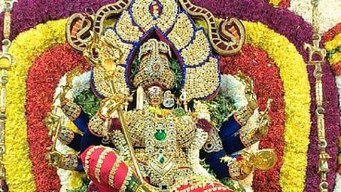 மேல்மலையனூரில் வெள்ளிக்கிழமை நள்ளிரவு நடைபெற்ற மாா்கழி மாத ஊஞ்சல் உற்சவத்தில் தில்லை காளியம்மன் அலங்காரத்தில் அருள்பாலித்த அங்காளம்மன்.