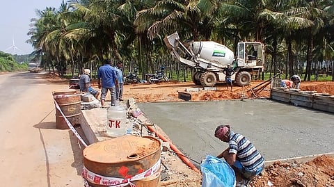 சுக்காங்கல்பட்டி-சீப்பாலக்கோட்டை இடையே நடைபெறும் சாலை விரிவாக்கப் பணி.
