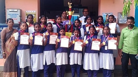 போட்டியில் முதலிடம் பிடித்த மாதாபட்டணம் சற்குண சத்திய வித்யாலயா பள்ளி மாணவிகள்.