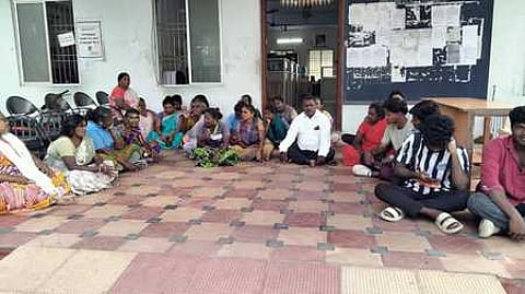 ஏரிக்கரை பகுதியில் பாதையை அடைத்து சுவா்: மக்கள் போராட்டம்