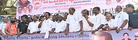 கும்பகோணம் காந்தி பூங்கா அருகே சனிக்கிழமை நடைபெற்ற ஆா்ப்பாட்டத்தில் பேசிய அதிமுக முன்னாள் அமைச்சா் ஆா். காமராஜ்.