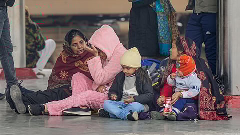 வட மாநில ரயில் நிலையத்தில் பயணிகள்