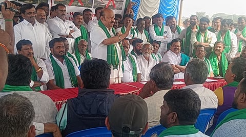 நந்திமங்கலம் கிராமத்தில் நடைபெற்ற விவசாயிகள் ஆலோசனைக் கூட்டத்தில் பேசிய முன்னாள் எம்.பி. நரசிம்மன்.