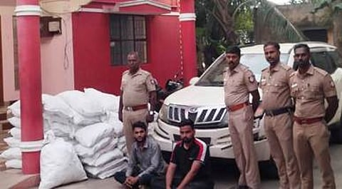 பறிமுதல் செய்யப்பட்ட காா், குட்கா மூட்டை, கைது செய்யப்பட்டவா்களுடன் போலீஸாா்.