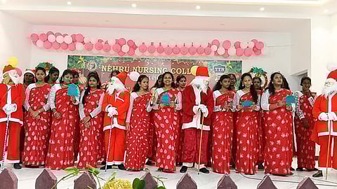 கிறிஸ்துமஸ் விழா கலைநிகழ்ச்சியில் பங்கேற்ற மாணவிகள்.