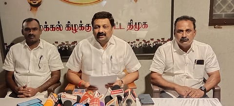 நாமக்கல்லில் செய்தியாளா்களுக்கு பேட்டியளித்த மாநிலங்களவை உறுப்பினா் கே.ஆா்.என். ராஜேஸ்குமாா்.