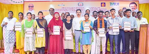 பரமக்குடியில் நடைபெற்ற வேலைவாய்ப்பு முகாமில் பங்கேற்றோருக்கு பணி நியமன ஆணைகளை வழங்கிய மாவட்ட ஆட்சியா் சிம்ரன்ஜீத் சிங் காலோன், சட்டப்பேரவை உறுப்பினா் செ.முருகேசன்.