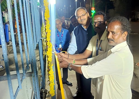 குடிநீா் சுத்திகரிப்பு இயந்திரத்தை திறந்து வைத்த ஸ்டேட் வங்கியின் துணைப் பொது மேலாளா் பிரசாத் எல்.கே.எம்.வி.நோரி.