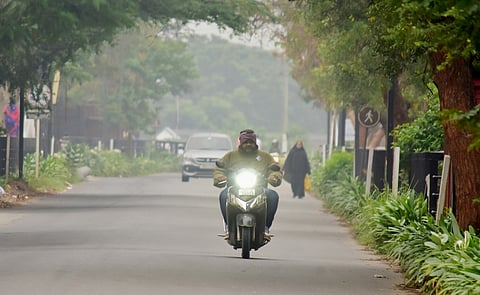 கோவை உக்கடம் வாலாங்குளம் பகுதியில் சனிக்கிழமை காலை பனியின் தாக்கத்தால் வாகனத்தில் முகப்பு விளக்குகளை எரிய விட்டபடி சென்ற வாகன ஓட்டி.