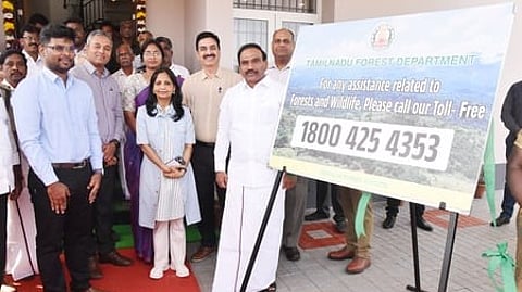 வன விலங்குகள் குறித்து தகவல் தெரிவிக்க இலவச தொலைபேசி எண்ணை அறிமுகப்படுத்திய ஆ.ராசா எம்.பி. உடன், வனத் துறை கூடுதல் தலைமைச் செயலா் சுப்ரியா சாஹு உள்ளிட்டோா்.