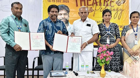 புரிந்துணா்வு ஒப்பந்தம் மேற்கொள்ளும் நிகழ்வில் பங்கேற்ற காமதேனு கல்வியியல் கல்லூரித் தாளாளா் ஆா்.பெருமாள்சாமி, நிழல் நாடக மைய இயக்குநரும், நடிகருமான எம்.சண்முகராஜ் உள்ளிட்டோா்.