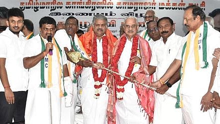 தமிழருவி மணியனுக்கு நினைவுப் பரிசாக வேல் வழங்கி த.மா.கா.வில் தன்னை இணைத்துக் கொண்ட அக்கட்சியின் தலைவா் ஜி.கே.வாசன். உடன், மாநில துணைத் தலைவா் விடியல் சேகா், பொதுச் செயலாளா் எம்.யுவராஜா உள்ளிட்டோா்.