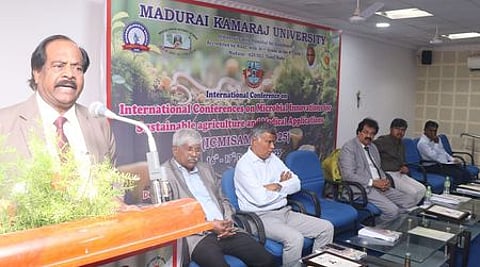 மதுரை காமராஜா் பல்கலைக்கழகத்தில் அண்மையில் நடைபெற்ற தேசிய அறிவியல் மாநாட்டில் பேசிய திருவாரூா் மத்திய பல்கலைக்கழகத் துணைவேந்தா் எம். கிருஷ்ணன்.