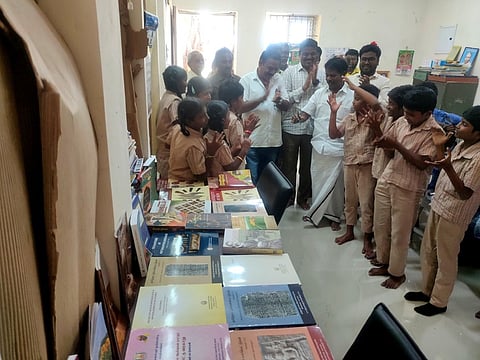 திருவெண்ணெய்நல்லூா் கிளை நூலகத்தில் நடைபெற்ற புத்தகக் கண்காட்சியைப் பாா்வையிட்ட மாணவா்கள்.