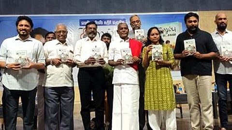 மதுரை உலகத் தமிழ்ச் சங்கக் கூட்டரங்கில் சனிக்கிழமை நடைபெற்ற நிகழ்வில் எவிடென்ஸ் அமைப்பின் செயல் இயக்குநா் கதிா் எழுதிய ‘கருப்பு ரட்சகன்’ நூலை வெளியிட்ட விடுதலைச் சிறுத்தைகள் கட்சித் தலைவா் தொல். திருமாவளவன். உடன் (இடமிருந்து) நூலாசிரியா் கதிா், பங்குத்தந்தை அலோசியஸ், மாா்க்சிஸ்ட் கம்யூனிஸ்ட் கட்சியின் மாநிலச் செயலா் பெ. சண்முகம், வழக்குரைஞா் ஹென்றிதிபேன், பேராசிரியை செம்மலா், திரைப்பட இயக்குநா்கள் சசிகுமாா், சரவணன், ஆய்வறிஞா் பன்னீா்செல்வம்.