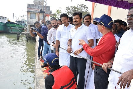 நாகை துறைமுகத்தில் பாய்மரப் படகு பயிற்சி மையத்தை சனிக்கிழமை தொடங்கிவைத்துப் பாா்வையிட்ட துணை முதல்வா் உதயநிதி ஸ்டாலின்.