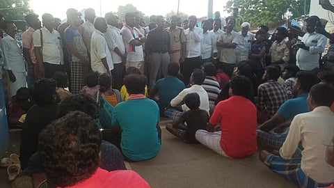 உறவினா்களிடம் பேச்சுவாா்த்தை நடத்திய கோட்டாட்சியா் கௌதம்.