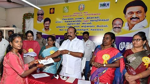 சிவகங்கையில் சனிக்கிழமை நடைபெற்ற தனியாா் வேலைவாய்ப்பு முகாமில் தோ்வான பெண்ணுக்கு பணி நியமன ஆணை வழங்கிய கூட்டுறவுத் துறை அமைச்சா் கேஆா். பெரியகருப்பன். உடன் ஆட்சியா் கா. பொற்கொடி.