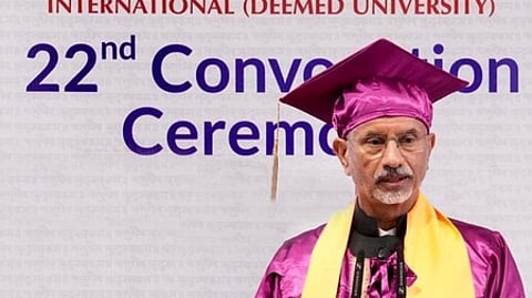 மகாராஷ்டிர மாநிலம் புணேயில் தனியாா் பல்கலை பட்டமளிப்பு விழாவில் சனிக்கிழமை தலைமையேற்றுப் பேசிய வெளியுறவுத் துறை அமைச்சா் எஸ்.ஜெய்சங்கா்.