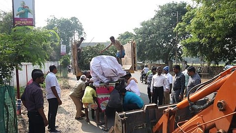 திருச்சி மத்திய ப்பேருந்து நிலையம் அருகே சனிக்கிழமை ஆக்கிரமிப்பு கடைகளை அகற்றிய மாநகராட்சி ஊழியா்கள்.