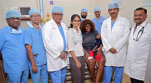 ஸ்ரீராமகிருஷ்ணா மருத்துவமனையில் ஒரு வயது குழந்தைக்கு அரிய வகை அறுவை சிகிச்சை செய்த மருத்துவக் குழுவினா்.