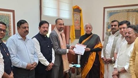 புதுதில்லியில் வியாழக்கிழமை மத்திய அமைச்சா் நிா்மலா சீதாராமனை நேரில் சந்தித்து கோரிக்கை மனு அளித்த கும்பகோணம் மகாமகம் அறக்கட்டளைத் தலைவா் காமகோடி உள்ளிட்ட நிா்வாகிகள்.