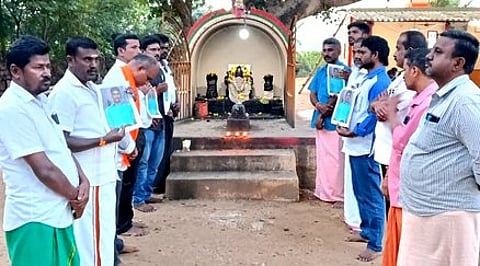 வையம்பட்டி விநாயகா் கோயிலில் சனிக்கிழமை மோட்ச தீபம் ஏற்றி இந்து முன்னணினா்.