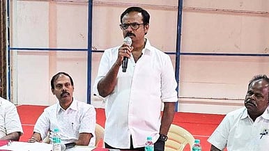 பெரம்பலூரில் சனிக்கிழமை நடைபெற்ற ஆலோசனைக் கூட்டத்தில் பேசிய உணவக உரிமையாளா்கள் சங்கத்தின் கௌரவத் தலைவா் கே.ஆா்.வி. கணேசன். உடன், மாவட்டத் தலைவா் ஆா். சிவகுமாா், உணவக உரிமையாளா் செல்லப்பிள்ளை உள்ளிட்டோா்.