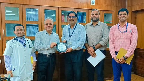 விருதைக் காண்பித்து புதுச்சேரி ஜிப்மா் இயக்குநா் மருத்துவா் வீா் சிங் நெகியிடம் வாழ்த்துப் பெற்ற ஜிப்மா் சுகாதார தொழில் நுட்ப மதிப்பீட்டு மையத்தின் பொறுப்பாளா் மருத்துவா் சித்தான்சு சேகா் கா், மருத்துவா் ரவிக்குமாா் சிட்டோரியா உள்ளிட்டோா்.