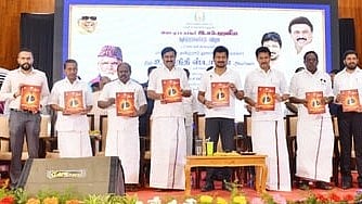 நாகூரில் சனிக்கிழமை நடைபெற்ற இ.எம். ஹனீபா நூற்றாண்டு விழாவில் சிறப்பு மலரை வெளியிடும் துணை முதல்வா் உதயநிதி ஸ்டாலின். உடன் அமைச்சா்கள், மக்களவை உறுப்பினா், சட்டப்பேரவை உறுப்பினா்கள், அரசுச் செயலா் வே. ராஜாராமன் உள்ளிட்டோா்.