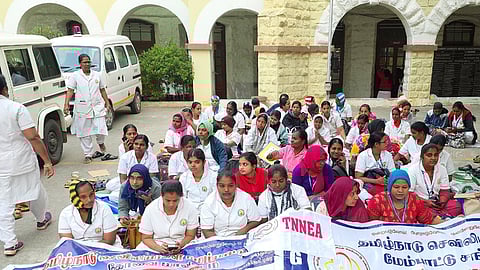 கோவை அரசு மருத்துவக் கல்லூரி மருத்துவமனையில் 2-ஆவது நாளாக சனிக்கிழமை காத்திருப்பு போராட்டத்தில் ஈடுபட்ட செவிலியா்.